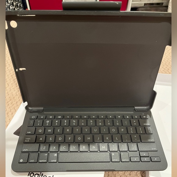 Slimfolio from Logitech keyboard and case for iPad - Picture 4 of 5